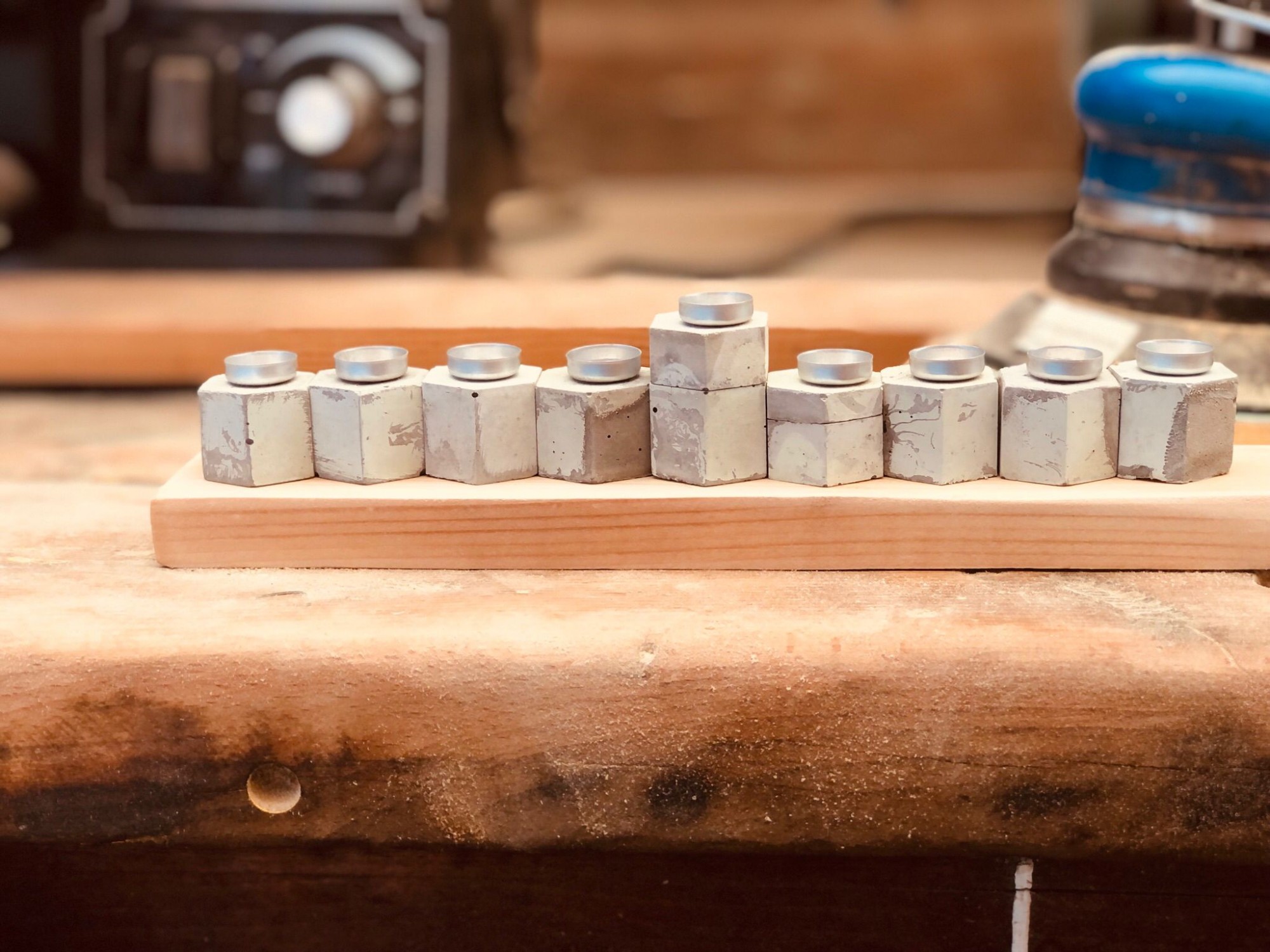 חנוכייה מבטון