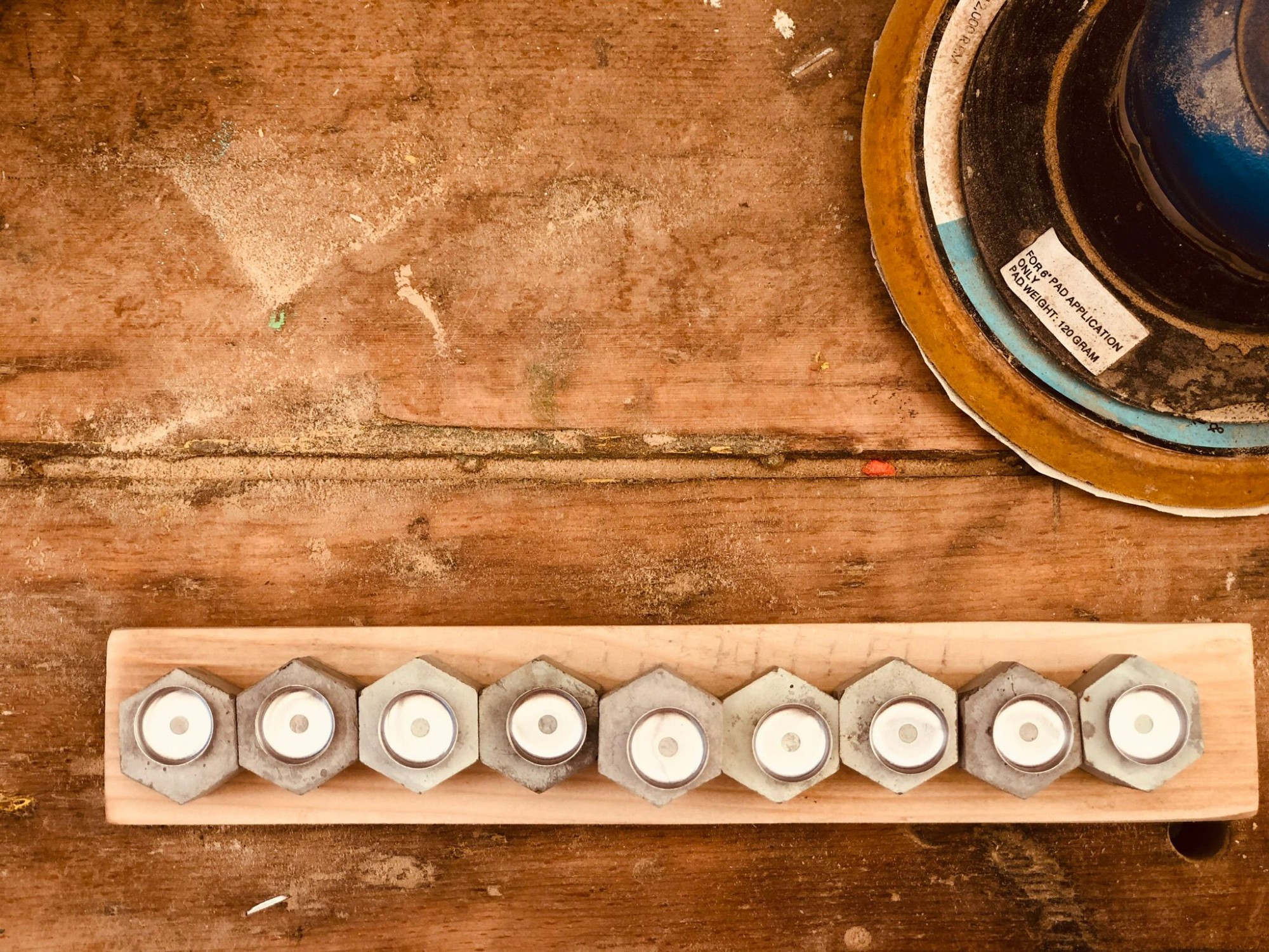 חנוכייה מבטון